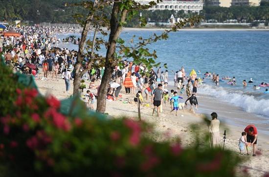 1月18日，海南三亚，海滩上人头攒动。视觉中国供图