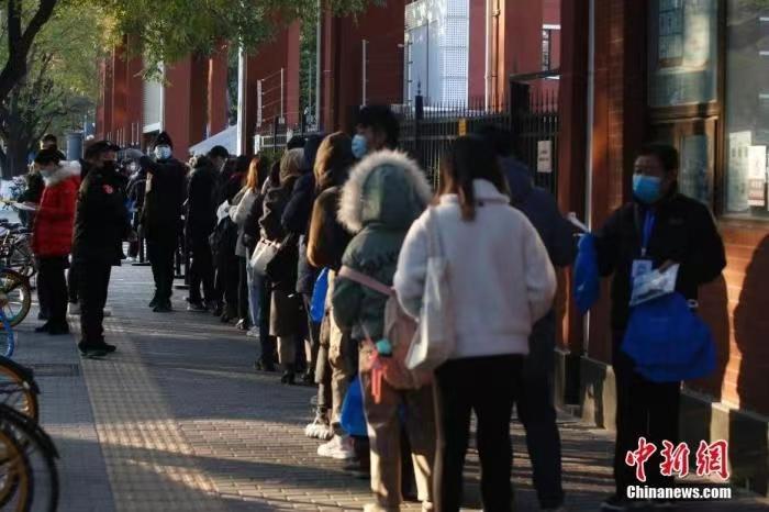 资料图:图为2020年北京一考点考生排队等候入场。 中新社记者 蒋启明 摄