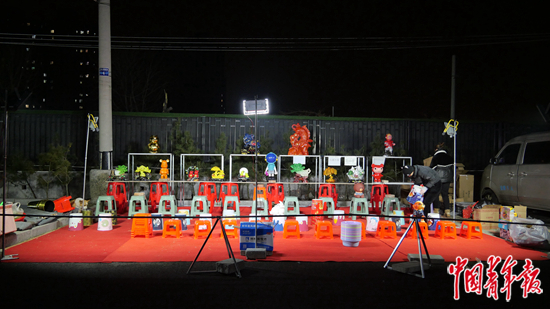 2月10日,在日落集市,一位摊主结束了当日的摆摊,正在收拾摊位。中青报·中青网见习记者 赵丽梅/摄