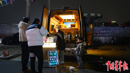 2月10日,在毛驴咖啡摊位前,苏成功的表妹正在制作饮品。中青报·中青网见习记者 赵丽梅/摄