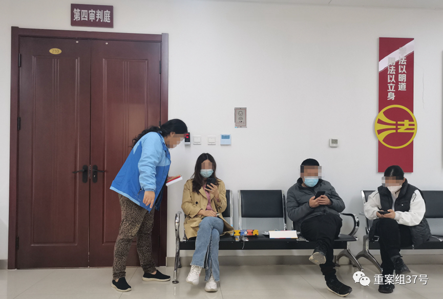 ▲3月21日，在石家庄高开区法院第四审判庭外候审的受害家长。新京报记者 李英强 摄