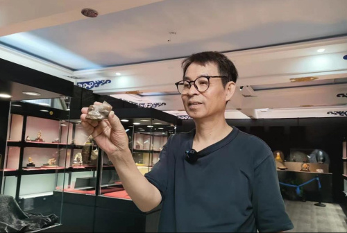 张新荣介绍国内首次展示的戈壁石